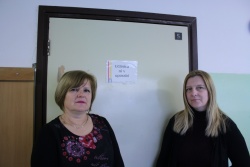 Ravnateljica Damjana Vraničar in predsednica sveta staršev Renata Lozar (z leve) pred eno od zaprtih učilnic