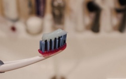 Odgovorni kotiček: Je ščetkanje zob okolju prijazno?