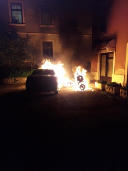 Vaše fotke: Sredi Sevnice ponoči goreli motorni kolesi in avtomobil
