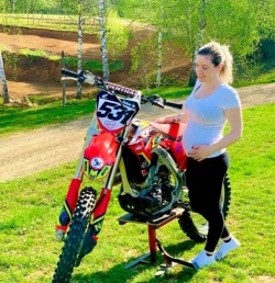 Ingrid Kralj in njen fant sta ljubitelja moto crossa. Njen motor bo zdaj nekaj mesecev počival. (foto: FB)