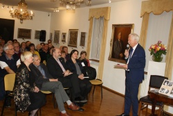 Umetniki so najboljši ambasadorji Slovenije v svetu, je dejal Janez  Lipec (desno), ki se je na metliškega župana Darka Zevnika (tretji z  leve) obrnil s prepričanjem, da bo občina tudi v prihodnje podpirala  kulturo.