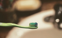 Ekološka nega zob - zobno pasto lahko izdelamo tudi sami