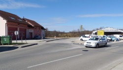 Zdaj nevarnega križišča s ceste od gasilskega doma in Avtocentra Krašna na regionalno cesto kmalu ne bo več. (Foto: L. M.)