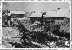 Nemške bombe so uničile več hiš in most čez Lahinjo. (Foto: Arhiv Muzeja novejše zgodovine Slovenije, fotografska zbirka Tekoče gradivo)