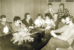Prvo oddajanje dolenjskega radia Studia D so 20. decembra 1987 vodili  (od leve proti desni): Jože  Splichal (novinar), Darja Damjanovič  (tajnica), Uroš Dular (direktor),  Verica Marušič (voditeljica), Lea  Šobar (voditeljica), Silvester  Mihelčič (glasbeni redaktor), Jasmina  Rastoder (sodelavka), Sandi Pirš  (urednik radijskega programa) ter  tehnika Rasto Božič in Tomaž Zorko  (zadaj). (foto: arhiv Dolenjskega  lista)
