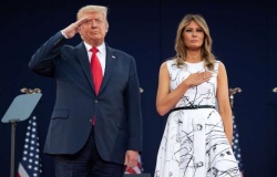 Donald in Melania Trump na shodu pri gori Rushmore. (                                 Profimedia)