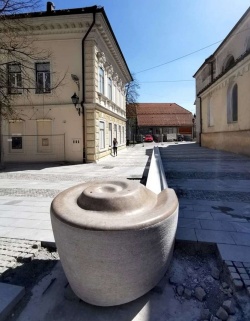 Občina Črnomelj ureja staro mestno jedro. Trgu, s katerega je fotografija, so že nadeli bolj ali  manj končno podobo, v katero so na primer posrečeno dodali tudi  uporaben pitnik. (Foto: B. K.)
