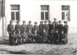 Skupinska fotografija žensk prostovoljk TO Brežice na usposabljanju v Bušeči vasi leta 1983