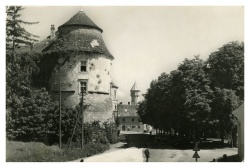 Posledice bojev v Brežicah maja 1945 so bile vidne tudi na gradu Brežice  še zelo dolgo po koncu 2. svetovne vojne. Razglednica je iz leta 1964.  (Last: T. Teropšič)