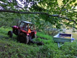 Vaše fotke: Traktor s prikolico zdrsnil v Krko