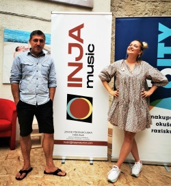Zadovoljna soustanovitelja založbe  INJA MUSIC  - producent  Igor Ilić,  ter glasbenica ter izvedenka za stike z mediji  Anja Pavlin
