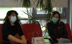 Direktorica Zdravstvenega doma Črnomelj Eva Čemas (levo) je bila s  svojim kriznim poročilom na seji občinskega sveta Semič prepričljiva, navsezadnje tudi s tem, ko je morala nalogo opraviti pod  masko. (Foto: M. L.)