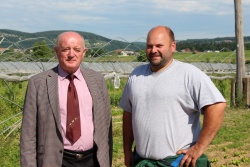 Direktor Grma Novo mesto – centra biotehnike in turizma Tone Hrovat (levo) in Božo Hudoklin, učitelj praktičnega pouka vrtnarstva