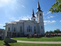    Cerkev Marijinega vnebovzetja na Zaplazu pri Čatežu (foto: arhiv DL)