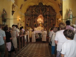 Med drugim tudi oltar farne cerkve v Koprivnici krasi Marija Vnebovzeta. (foto: arhiv; B. S.)