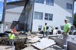 Pri osnovni šoli v Dragatušu prestavljajo komunalno in energetsko napeljavo, temu bo sledila gradnja, ki jo bodo končali z novim prizidkom. (Foto: M. L.)