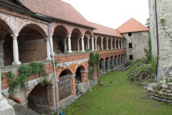 Obnovljeni grajski zidovi in dvorišče