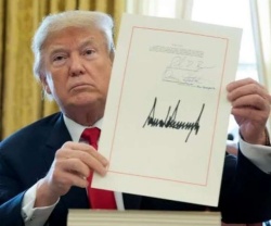 Donald Trump in njegov podpis