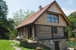 Idilična lesena hišica v Osrečju je postala njun dom.