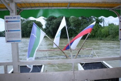 Brod na Mostecu pluje pod slovensko zastavo, a je v več pogledih vpet v mednarodno okolje.