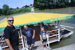 Tomaž (v sredini) in Miha (desno); Stanko Savnik (levo) ju je v sončnem dnevu povabil na plovilo, kakršno prekmurska turista poznata z Mure.