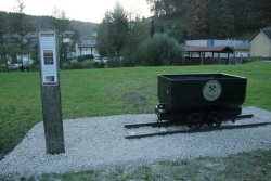 Spomin na krmeljski rudnik v parku. (Foto: arhiv DL, P. P.)