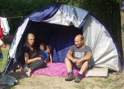 Vesna in Bojan Jurkovič z vnučki v šotoru v romskem naselju Gazice