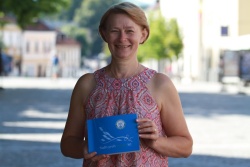  Predsednica KUD Dolenjske Toplice Brigita Zupančič Tisovec s knjigo, ki so jo izdali ob praznovanju 20-letnice društva. (Foto: R. N.)