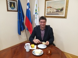Kruh, maslo, med, mleko in jabolka je včeraj zajtrkoval tudi župan Ivan Molan.