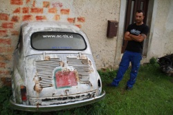 Mitja Šiler je pred leti polovico fička namenoma postavil ob steno stare hiše, da bi opozoril voznike, naj ne divjajo po cesti skozi naselje.
