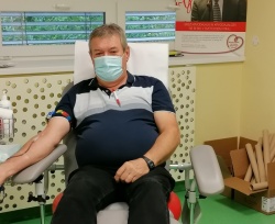 Krvodajalec Marjan Gazvoda pri stotem darovanju krvi (Foto: arhiv DL)