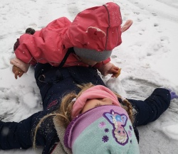 Sabinini hčerki na snegu sta čisto zares uživali. A piškot je pa le piškot! (Foto: osebni arhiv S.G.)