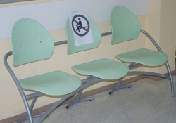 V čakalnicah je označeno, kje lahko bolnik sedi. Varnostna razdalja je pomembna!