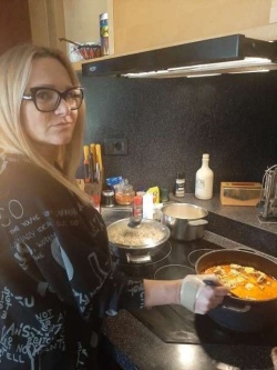 Čeprav še vedno nosi obvezo, ji kuharija daje toliko veselja, da fantom še vedno pripravlja specialitete.