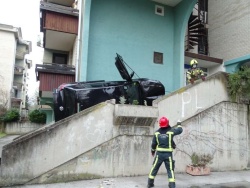  FOTO: Voznica z avtom pristala na stopnišču bloka
