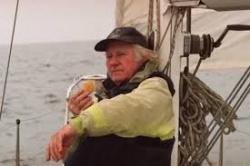 Jure Šterk na svoji zadnji plovbi. Fotografija je z naslovnice knjige "Dnevnik zadnje plovbe".