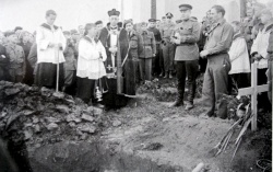 Jože Žabkar ob pokopu britanskih pilotov v Črnomlju