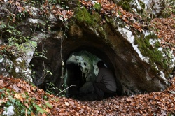 Pravijo, da jama vodi čez hrib vse do Radulje.