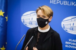 Nekdanja državna sekretarka Tina Bregant je od ljudi zahtevala, naj nosijo maske na samotnih sprehodih v naravi. (STA)