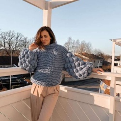 Lili Žagar je navdušena na ročno izdelanimi puloverji. (Instagram)