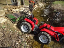 FOTO: S traktorjem v potok, voznik pod kolesi