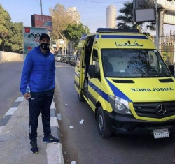 Ob reševalnem vozilu, s katerim so ga iz Aleksandrije prepeljali v Kairo. (Foto: Instagramov profil Urha Kastelica)