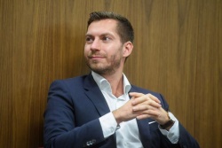 Mark Boris Andrijanič zadnjih pet let dela primarno iz Poljske, kot predstavnik ponudnika prevozov Uber. (STA)