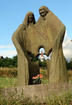 Kip na Velikem Orehku - v izrezu otroka se vidi cerkev v Malem Orehku