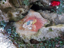 Na skali pod Velikim Orehkom je naslikana (po naročilu patra Cirila) Marija z Jezuščkom