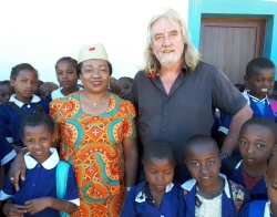 Misijonar Tone Kerin z malgaško šolsko ministrico, ki si je prišla ogledat novozgrajeno šolo.
