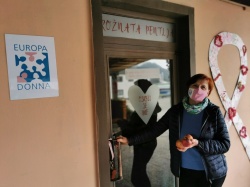 Metka Semrajc Slapšak ponudi ob vhodu v Rožnato pentljo ekološko pridelana in neškropljena jabolka. (Foto: P. P.)