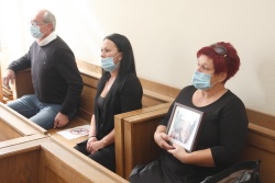 Sojenje je bilo za družino (na fotografiji oče Branko, sestra Bojana in mama Liljana) zelo mučno. (Foto: B. B.)