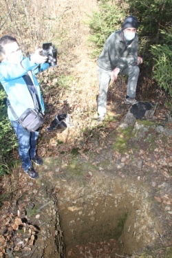 Strokovno opravljeno delo na vrhu gomile. V jamo je padel srnjak, ki je v njej poginil. (Foto: I. Vidmar)