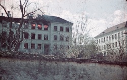 Poslopje novomeške ljudske in meščanske šole je gorelo tudi še 12. aprila 1941. (Foto: dr. Anton Furlan)